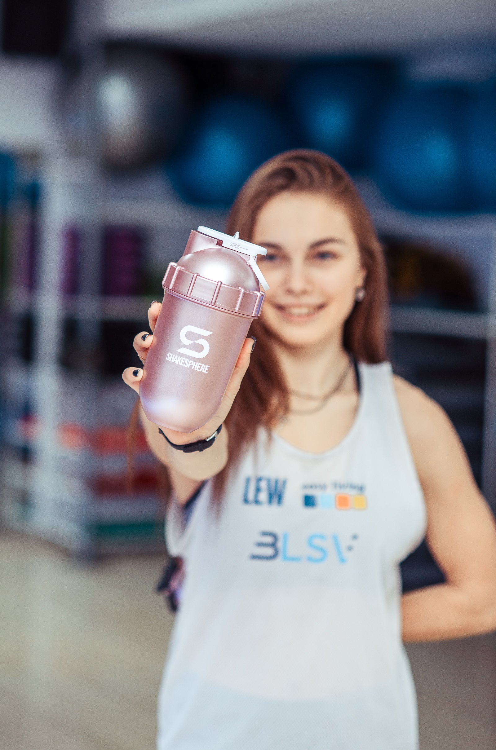 Protein shaker bottle 24.6 Fl Oz ShakeSphere Tumbler View Rose Gold/White Logo/Clear Window